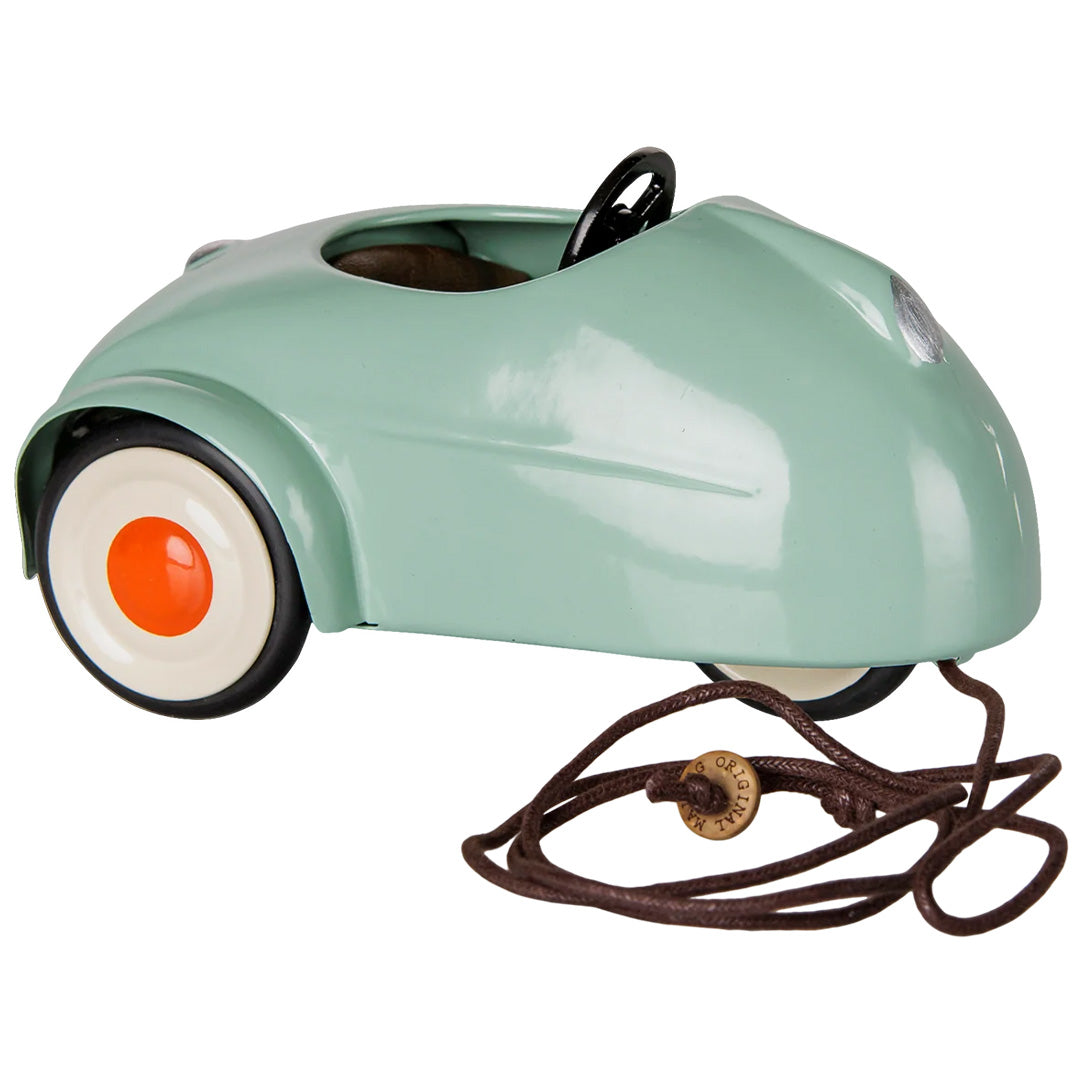 Maileg lichtgroene speelauto met trekkoord en oranje wielen.