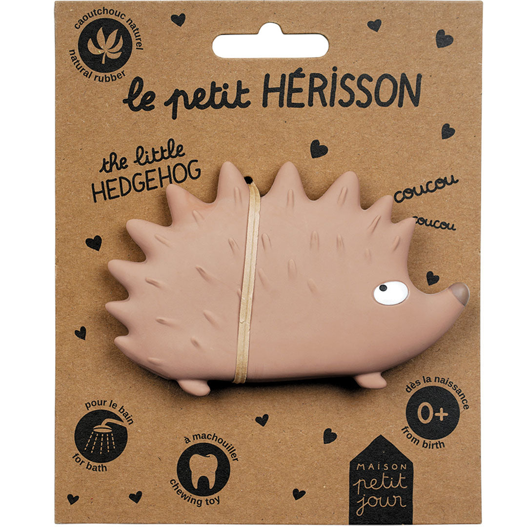De verpakking van het Maison Petit Jour beige egel bijtspeelgoed, met de egel vastgemaakt op een bruine kartonnen kaart.