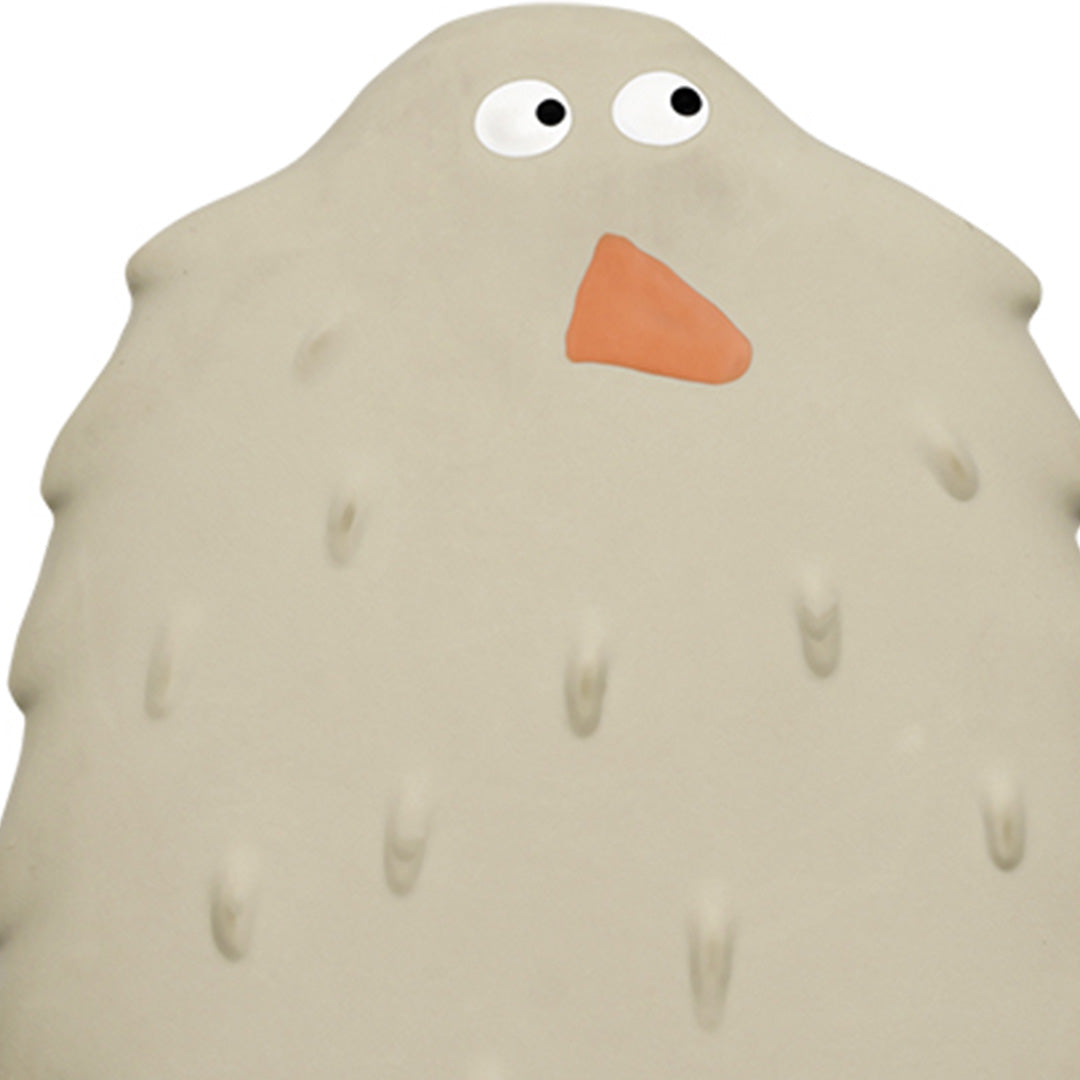 Detailopname van de bovenkant van het Maison Petit Jour bijtspeelgoed in de vorm van een beige yeti.