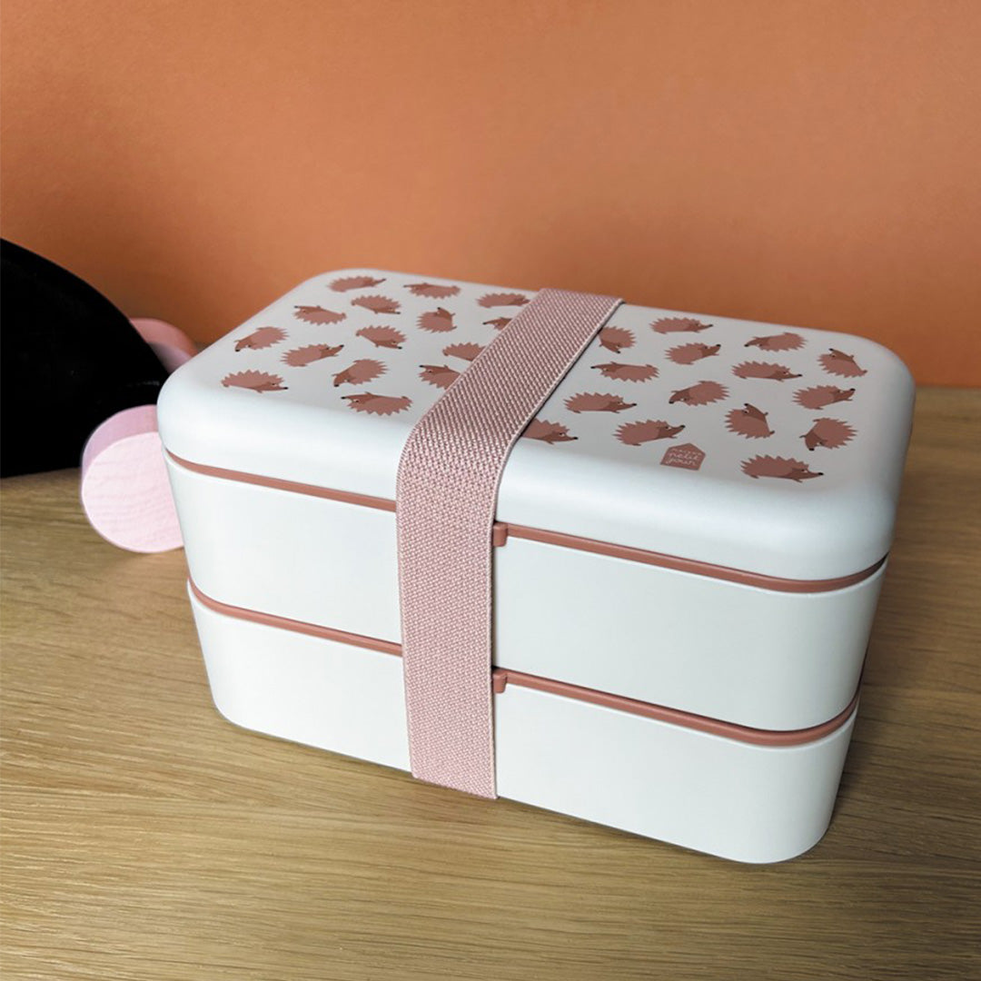 Maison petit jour bento broodtrommel met egelpatroon op een houten ondergrond.