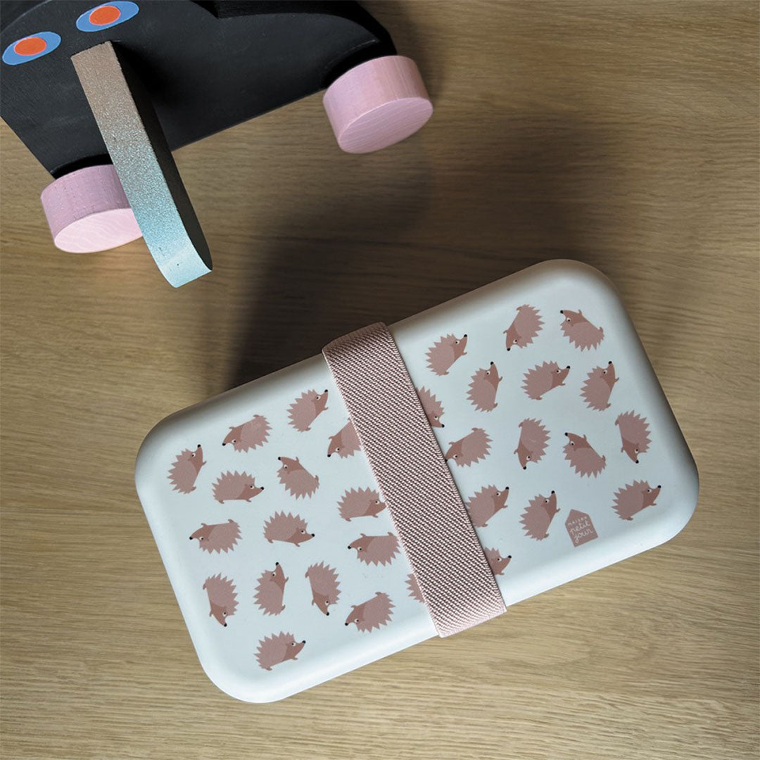 Maison petit jour bento broodtrommel met egelpatroon en roze elastiek, van bovenaf gezien.
