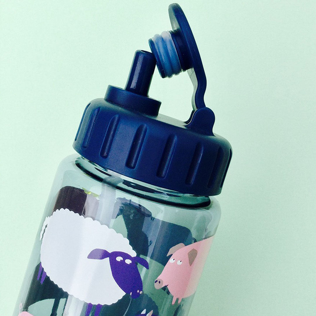 Detail van de kinder drinkfles met open donkerblauwe dop en een patroon van boerderijdieren.