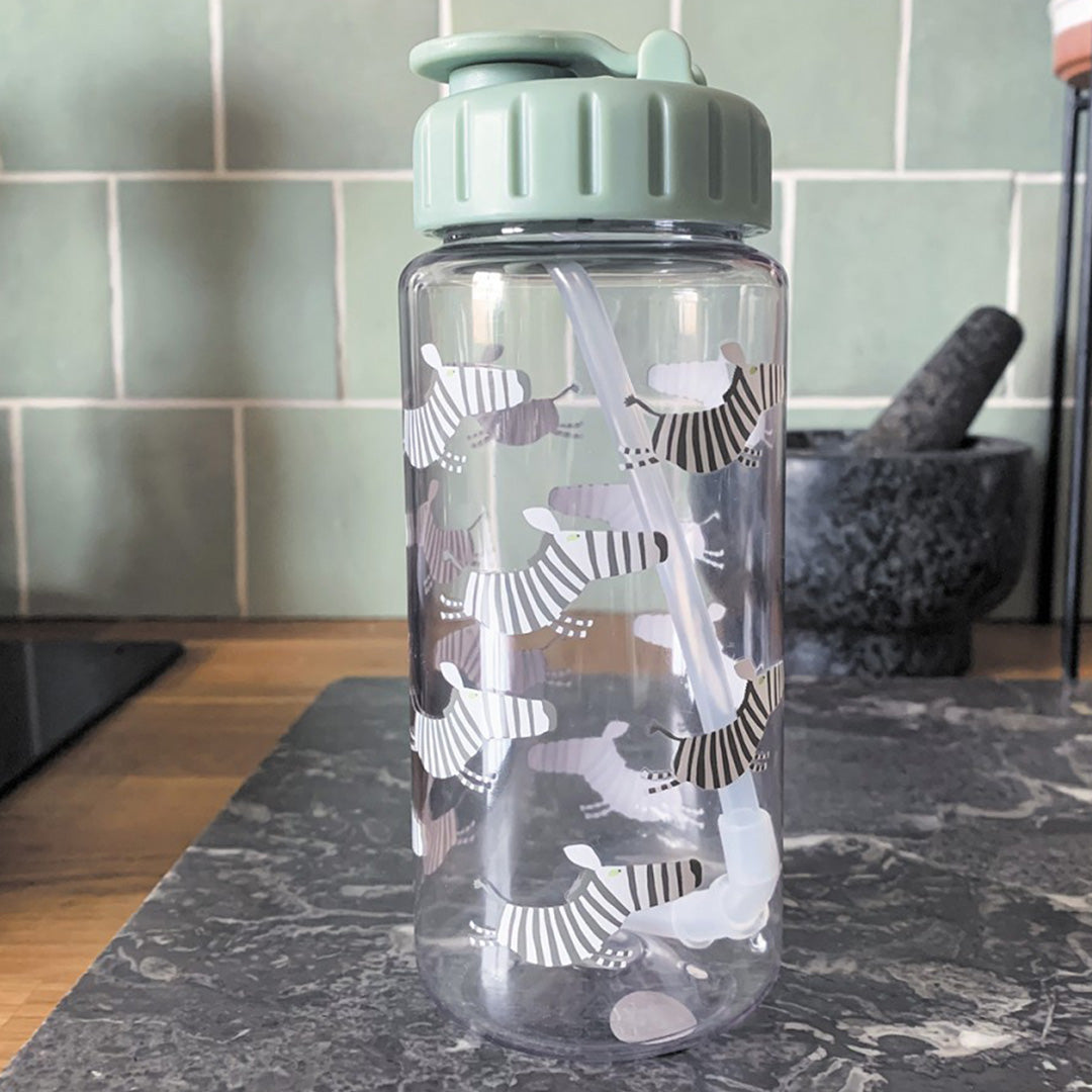 Maison petit jour drinkfles met zebraprint en groene dop op een aanrecht.