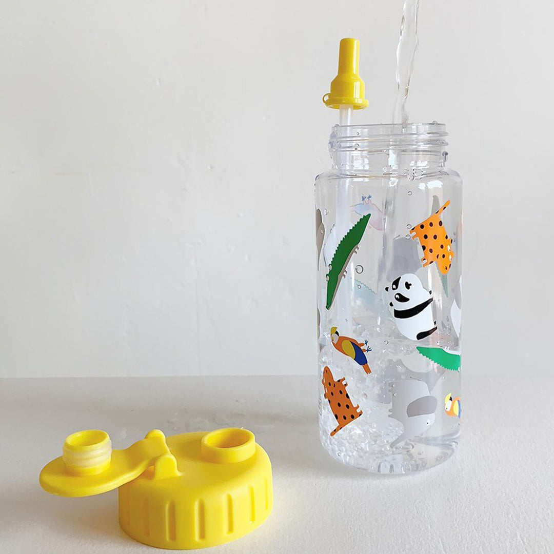 Maison Petit Jour drinkfles met dierentuin dieren, waar water in wordt geschonken; de gele dop ligt ernaast.