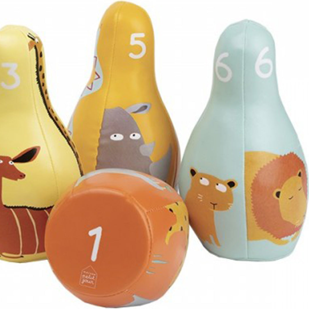 Detail van het maison petit jour kegelspel met pinnen met een neushoorn, leeuw en giraffe, en een oranje bal met nummer 1.