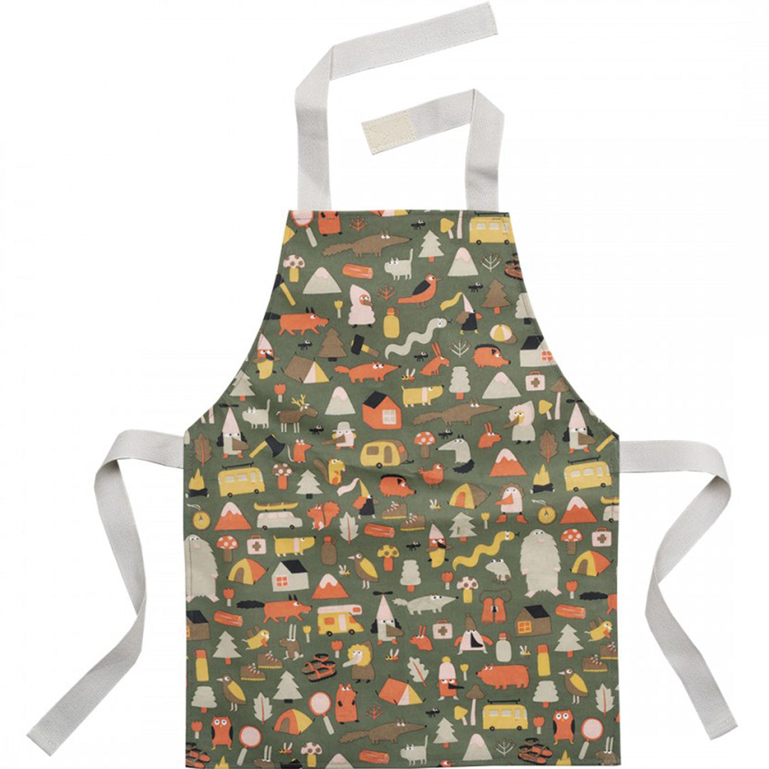 Maison Petit Jour kinderschort in groen met een patroon van dieren en voertuigen.