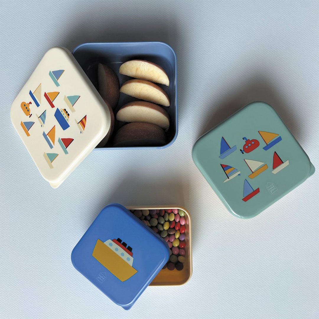 Drie maison petit jour snackdoosjes met botenpatroon, waarvan twee open met fruit en snoepjes.