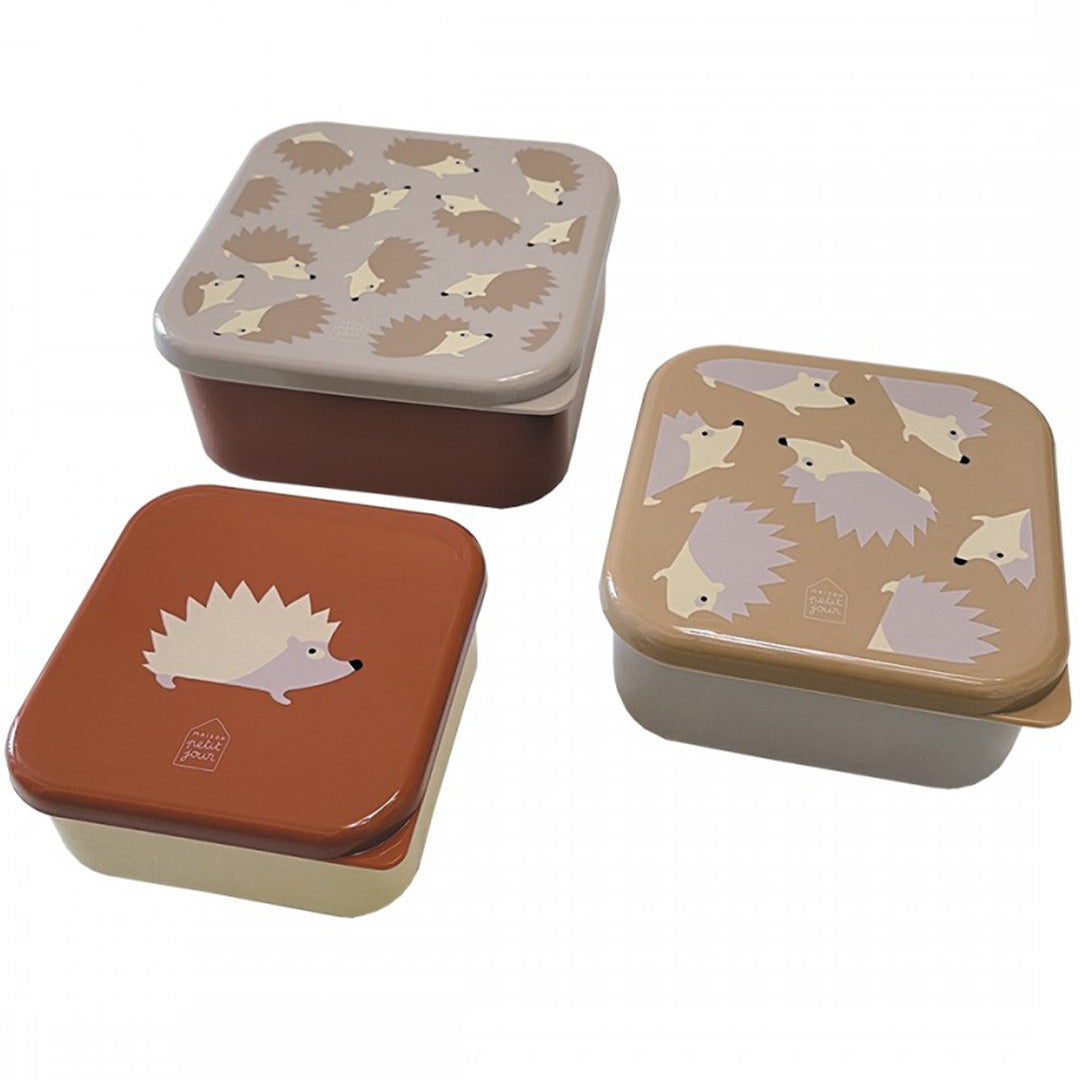 Drie Maison Petit Jour snackdoosjes met egelpatronen, in verschillende bruin- en beigetinten.