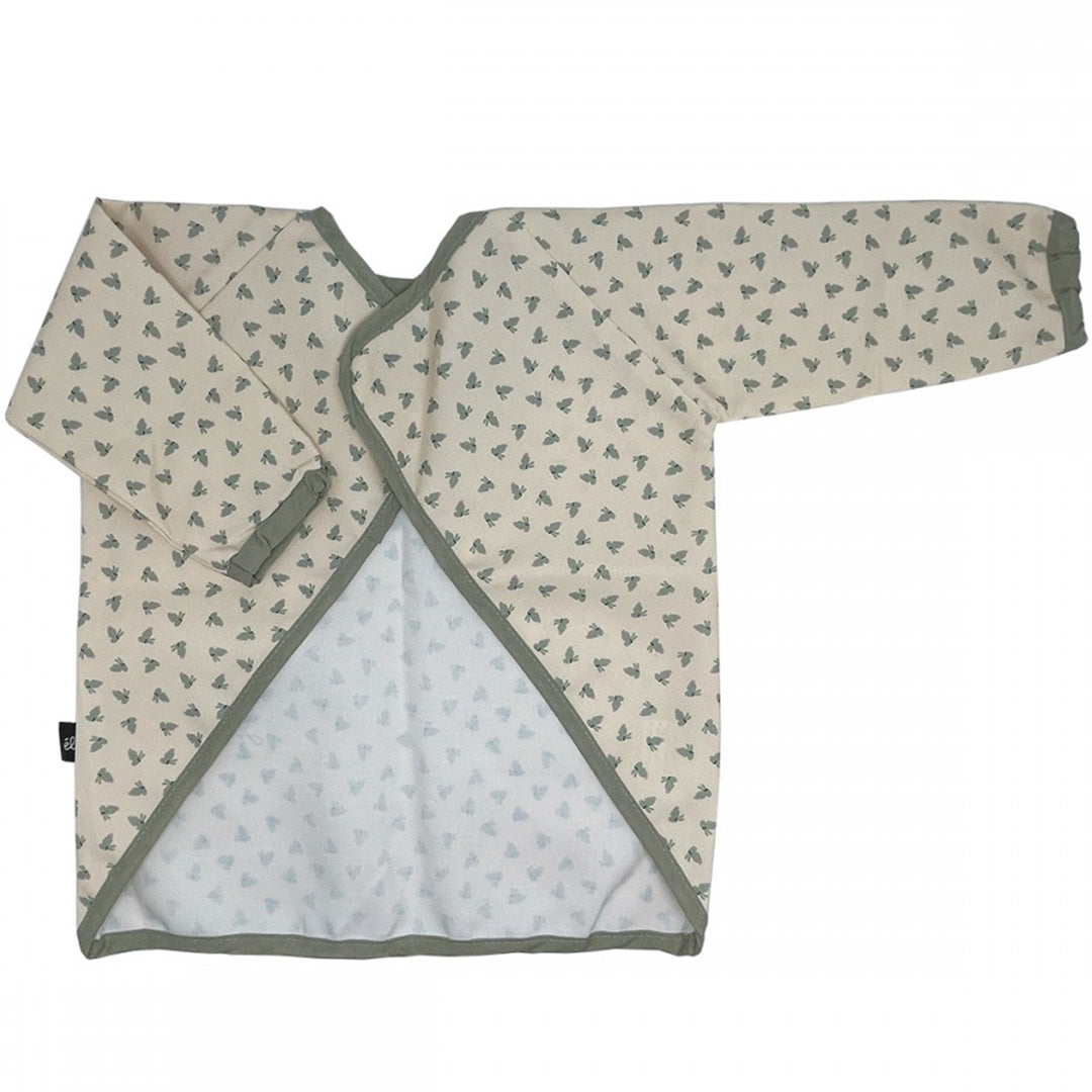 Maison petit jour mouwslab voor baby's, beige met groen konijnenpatroon, opengevouwen om de wikkelpasvorm te tonen.