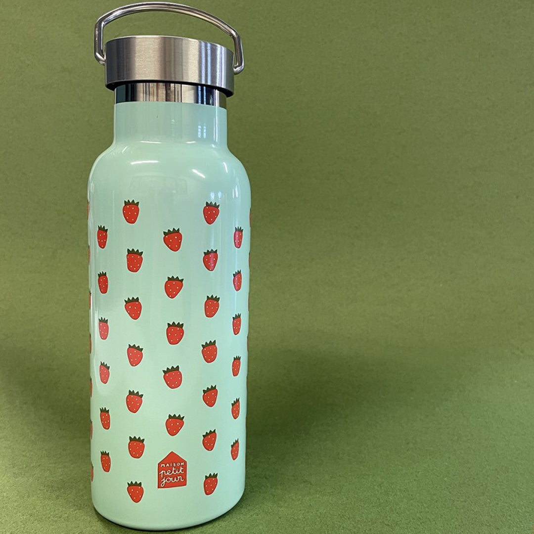 Maison Petit Jour rvs drinkfles voor kinderen, lichtgroen met een aardbeienpatroon, schuin gefotografeerd.