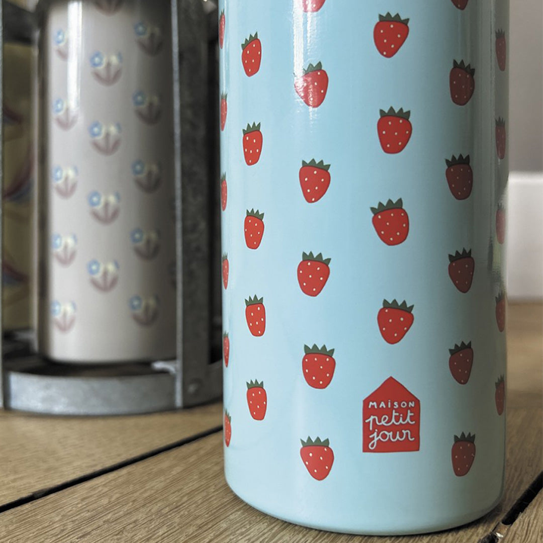 Detail van de Maison Petit Jour rvs drinkfles voor kinderen, lichtblauw met aardbeienpatroon en het merklogo.
