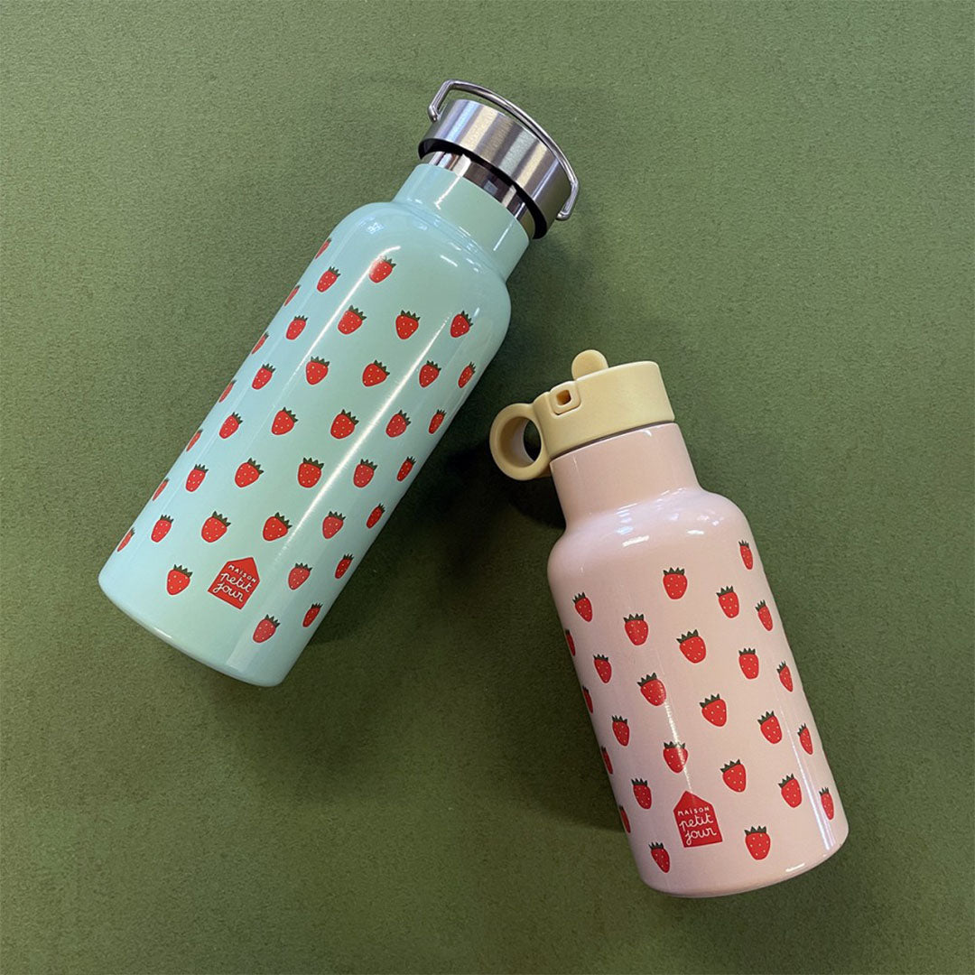Twee Maison Petit Jour rvs drinkflessen voor kinderen, een lichtblauwe en een roze, beide met een aardbeienpatroon.