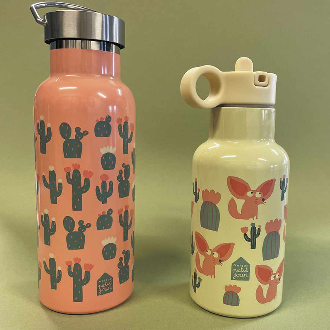 Twee Maison Petit Jour RVS drinkflessen voor kinderen, één oranje met cactussen en één gele met fennek vossen en cactussen.