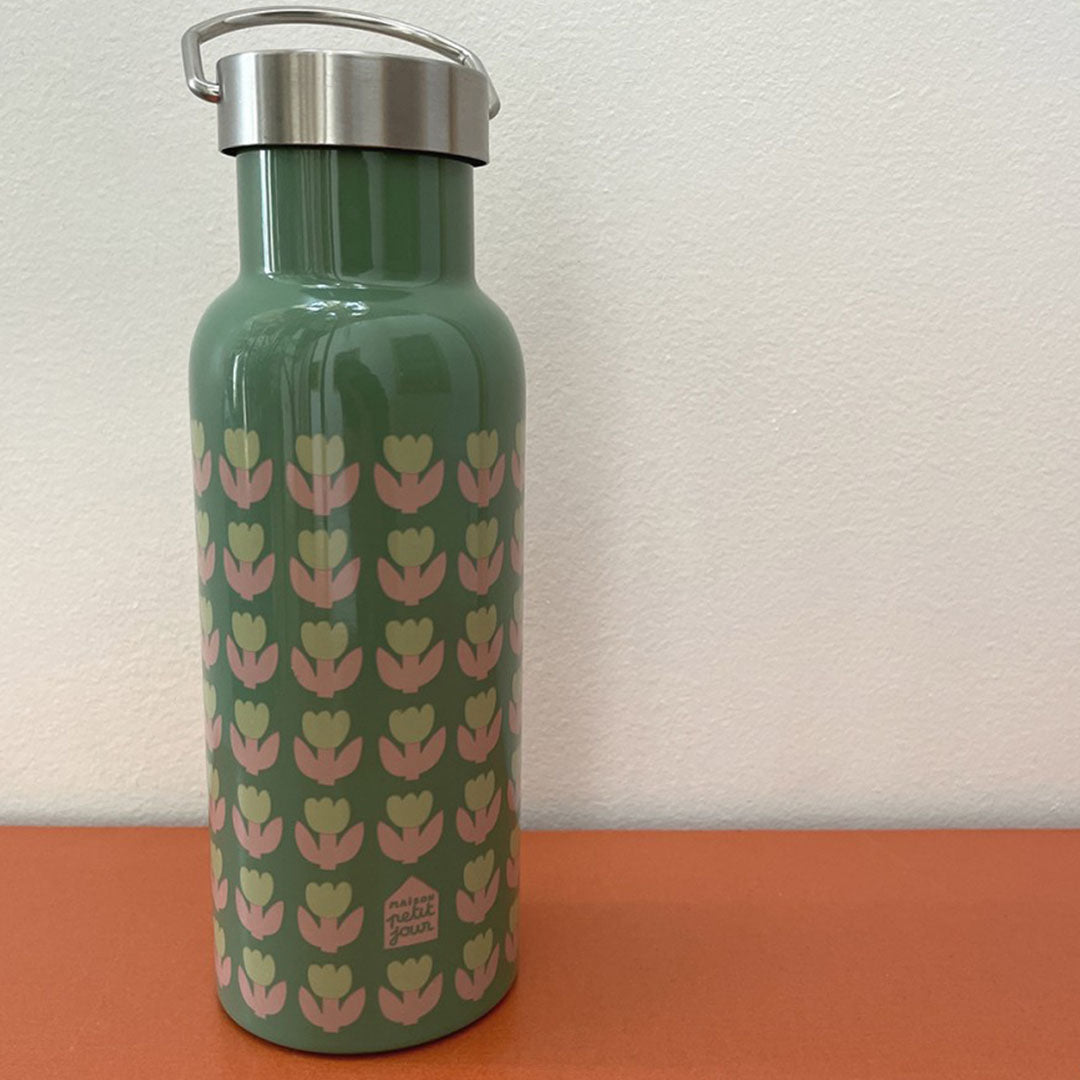 Maison petit jour groene RVS kinderdrinkfles met tulpenpatroon op een oranje ondergrond.