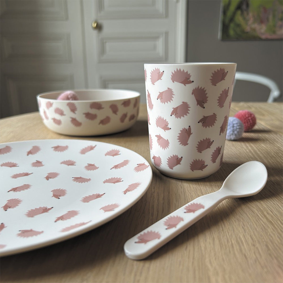 Maison petit jour babyservies met egelpatroon op een houten tafel, met een kom, bord, beker en lepel.