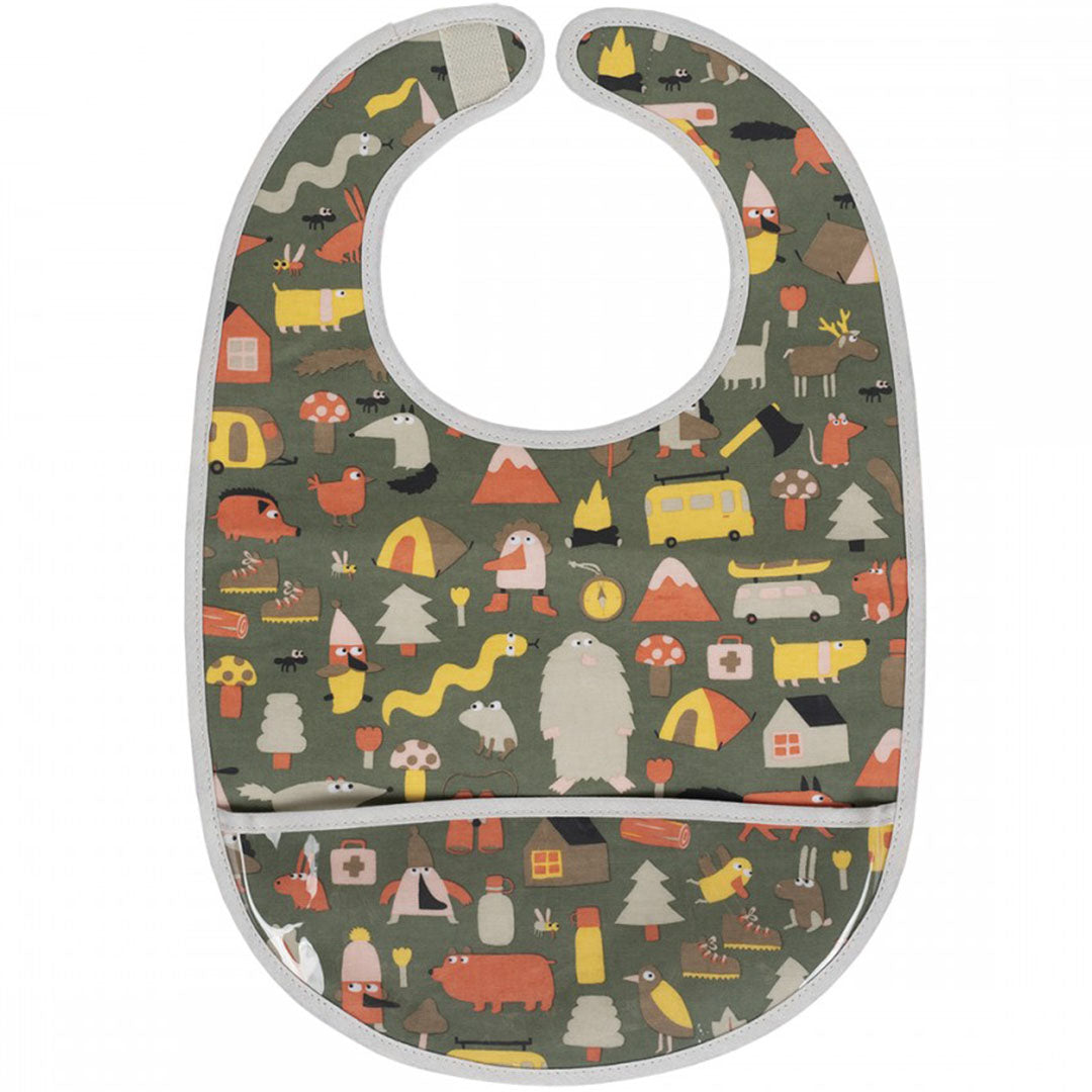 Maison Petit Jour babyslab met een groen avontuurlijk patroon van dieren, figuren en voertuigen.