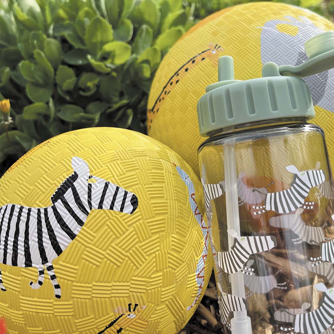 Twee maison petit jour gele speelballen met dierenpatronen en een waterfles met zebra's voor groen blad.