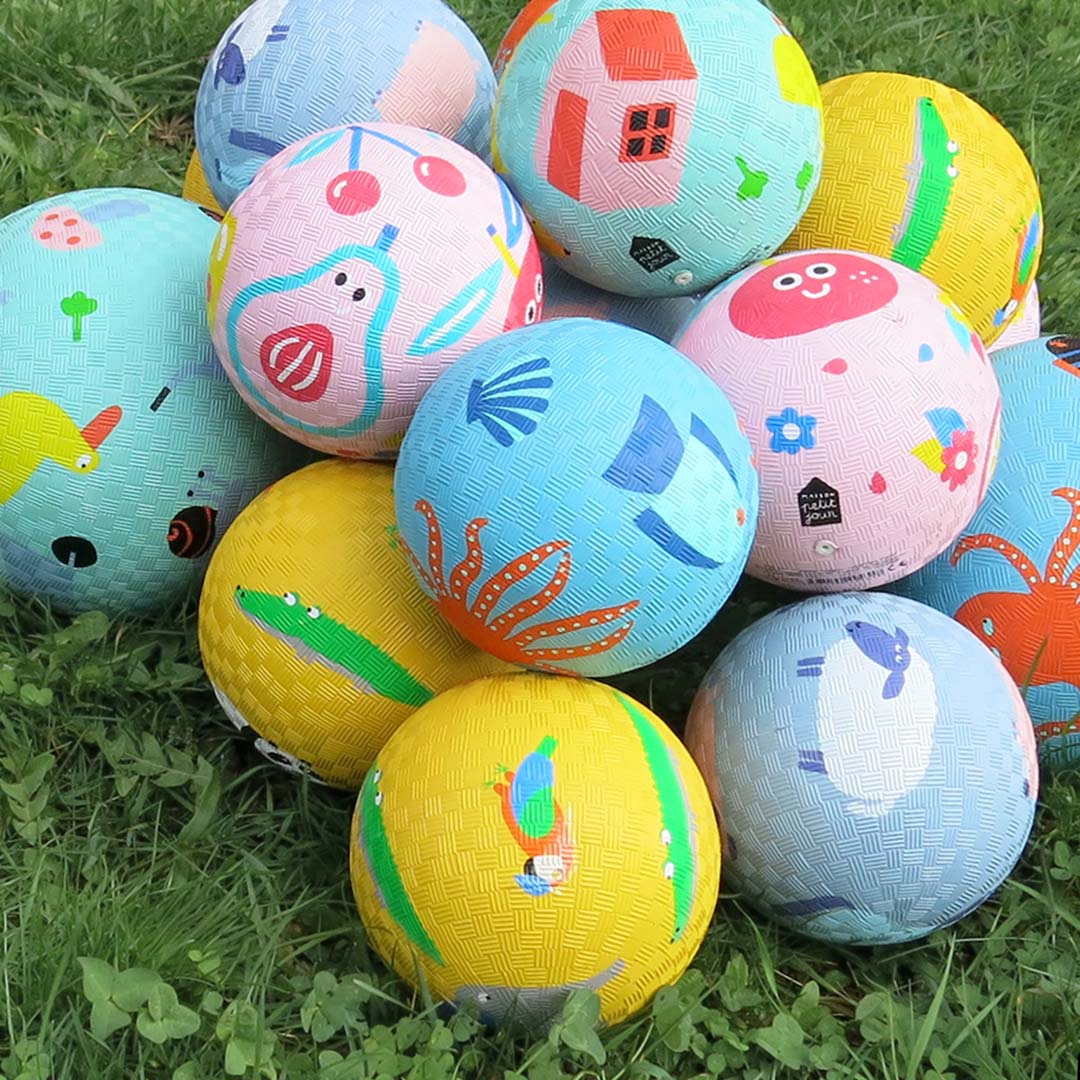 Collectie Maison petit jour speelballen met diverse patronen in het gras.