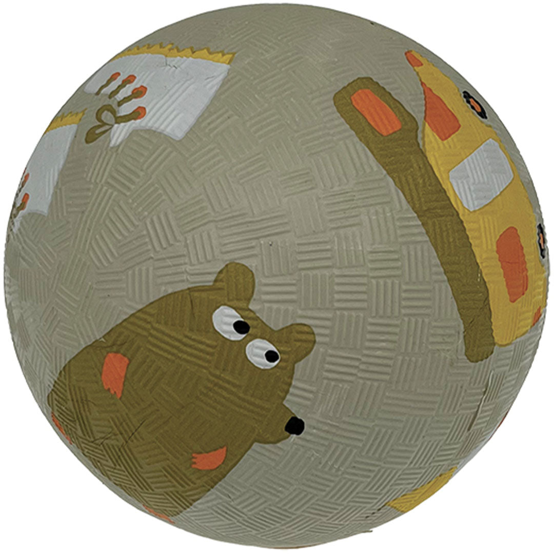 Maison Petit Jour beige rubber speelbal met een patroon van een beer, giraffe en auto.