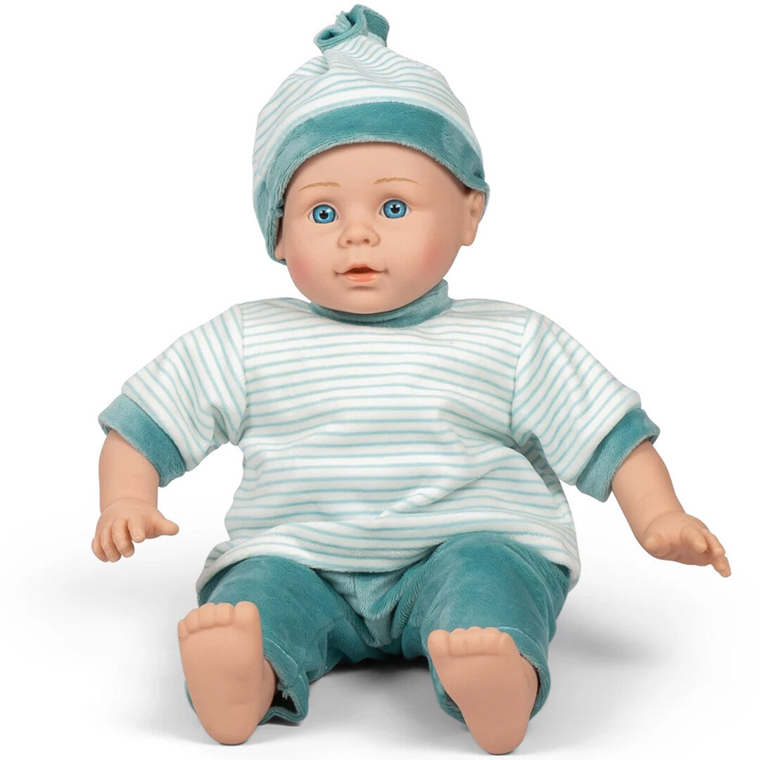 Mama memo babypop jongen Oscar zit en draagt een gestreept blauw-wit pakje met muts.