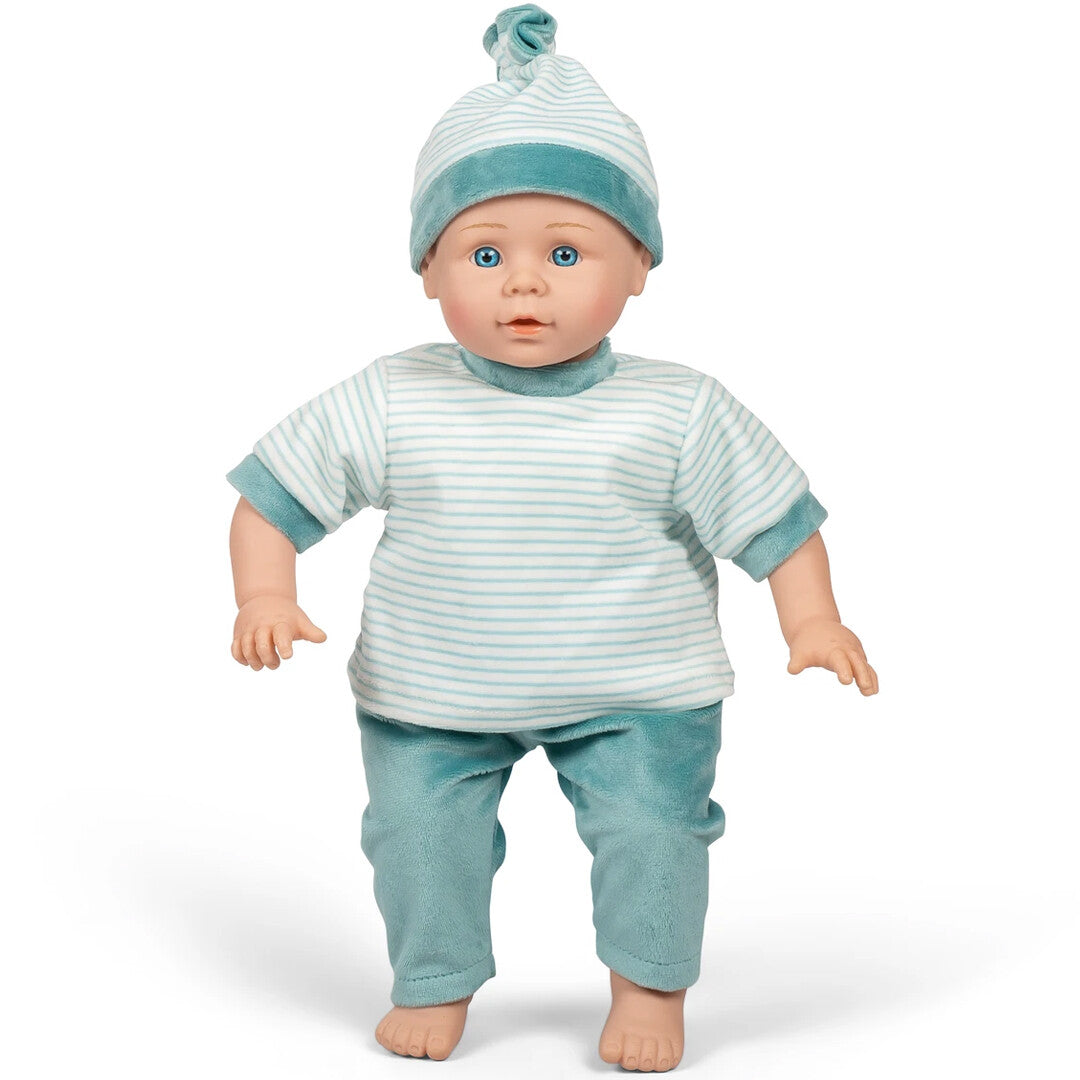 Mama memo babypop jongen Oscar staat en draagt een gestreept blauw-wit pakje met muts.