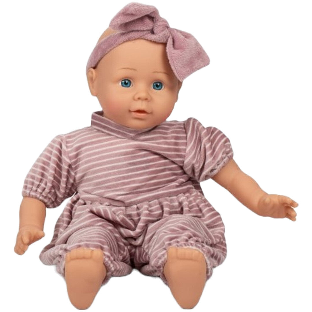 mama memo babypop Sofia zit en draagt een roze gestreepte romper met bijpassende hoofdband.