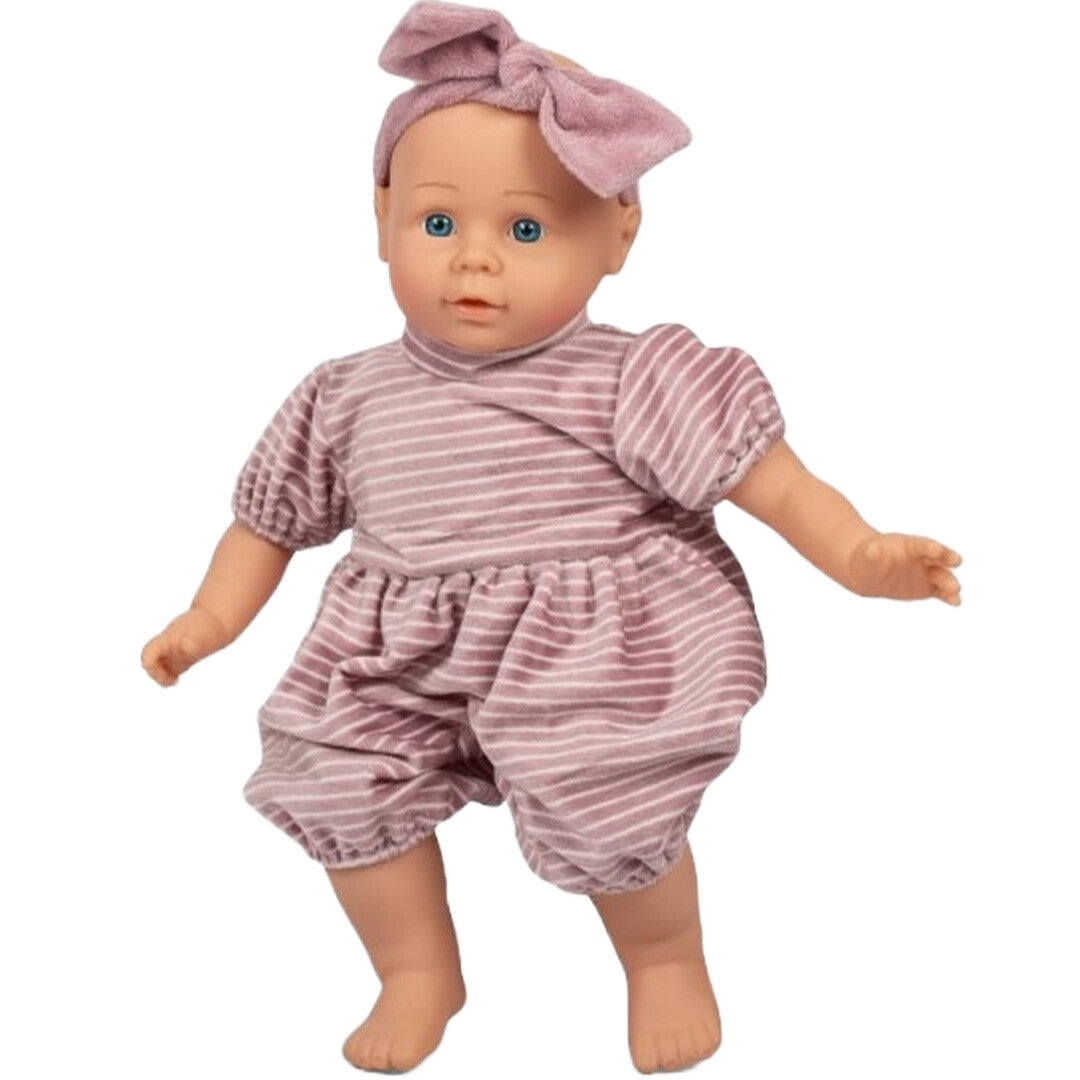 mama memo babypop Sofia staat en draagt een roze gestreepte romper met bijpassende hoofdband.