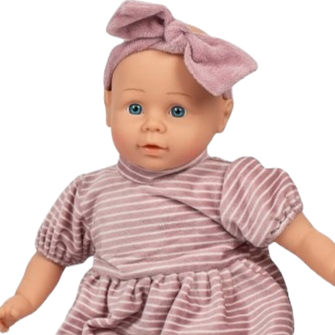 Close-up van de mama memo babypop Sofia met haar gezicht en roze gestreepte romper.