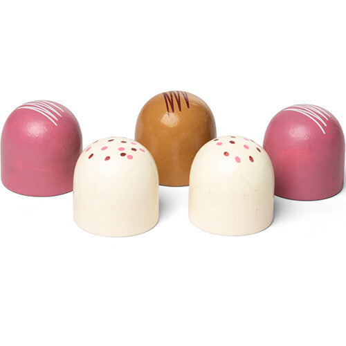 Mama Memo houten speelgoed chocolade zoenen in roze, bruin en wit met strepen en stippen.
