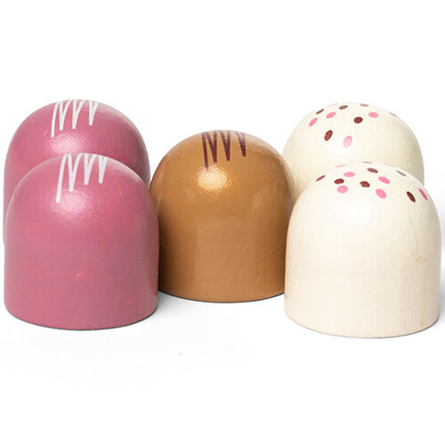 Mama Memo houten speelgoed chocolade zoenen in roze, bruin en wit met strepen en stippen.