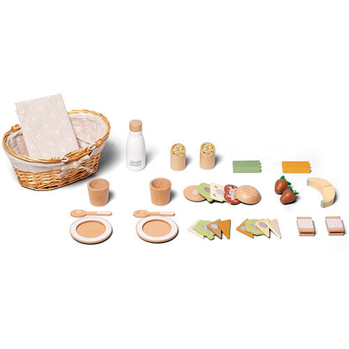 Een mama memo houten picknick speelset met mand en alle losse onderdelen van het speelgoedvoedsel, zoals een burger, sandwiches, wraps en fruit, uitgestald op een gebloemd kleed.