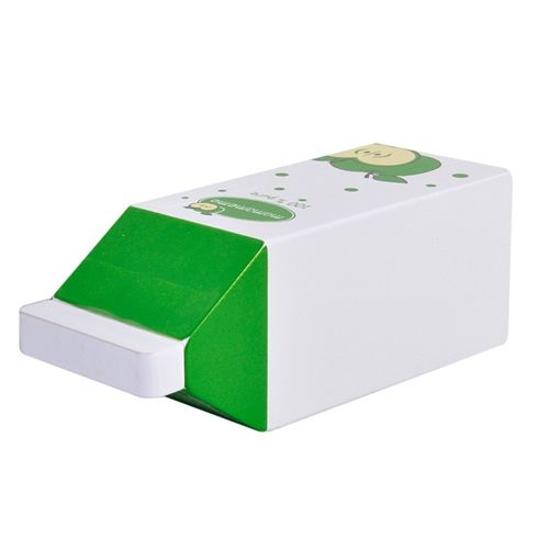 Schuine weergave van een wit mama memo houten speelgoedpak appelsap met groene tuit.