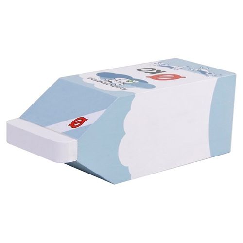 Schuin aanzicht van het mama memo houten speelgoed melkpak met koeienillustratie.