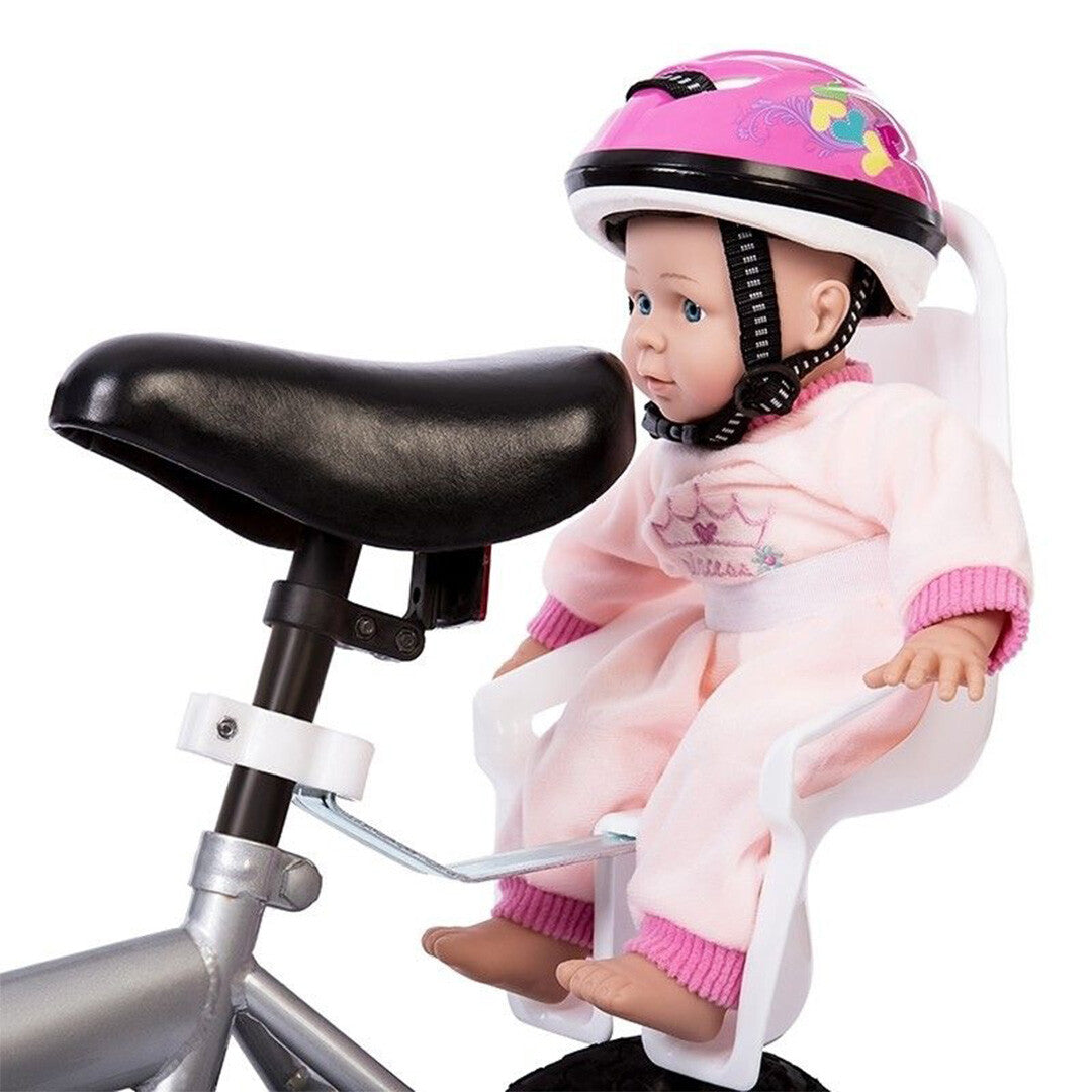 Een pop met roze helm zit in een mama memo wit poppenfietszitje op een fiets.