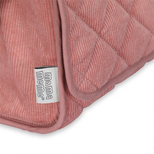 Detail van de roze corduroy stof met ruitpatroon van de mama memo poppenluiertas en het merklabel.