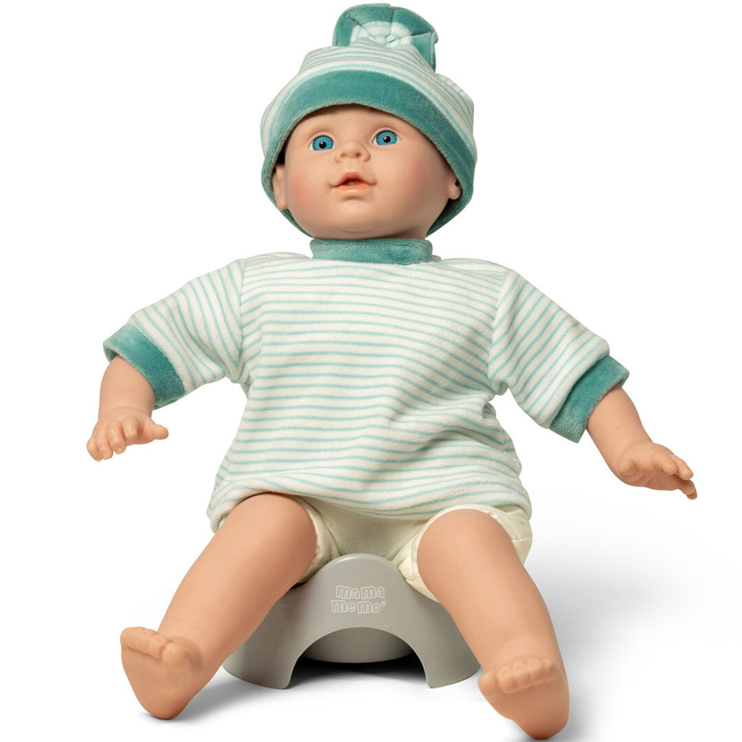 Een pop met gestreepte kleding zit op een grijs houten mama memo poppenpotje.