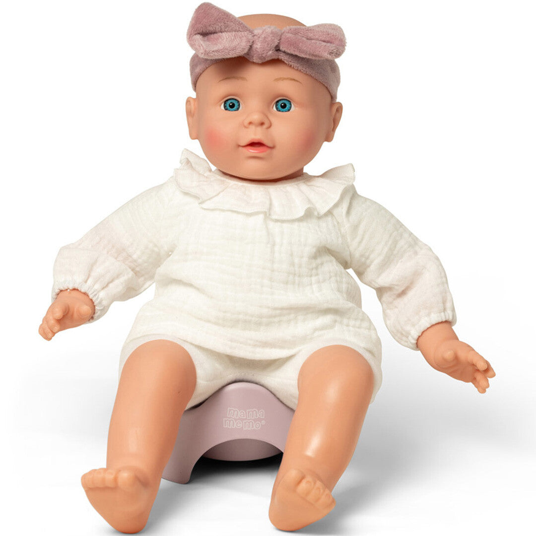 Mama memo lila houten poppenpotje met een pop erop, van voren gefotografeerd.