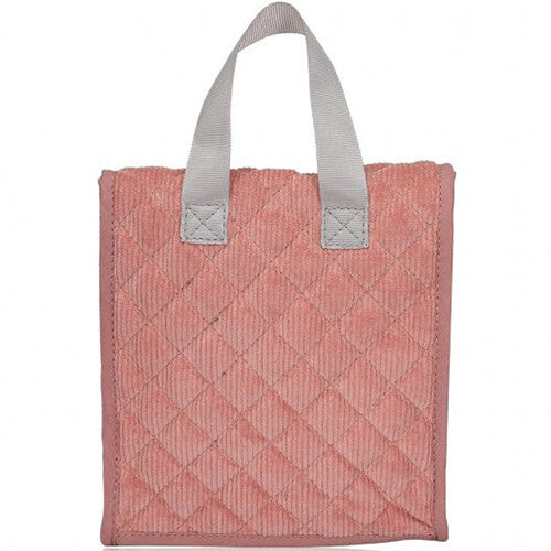 Achterkant van de roze corduroy tas van de mama memo poppenvoedingsset met diamantpatroon.