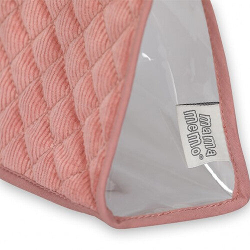 Detail van de roze corduroy tas van de mama memo poppenvoedingsset met merklabel.