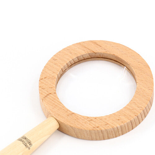 Detail van het mama memo houten vergrootglas met de ronde houten rand en de lens.