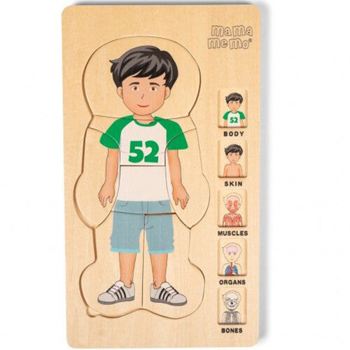 De mama memo houten puzzel van een jongen, volledig in elkaar gezet op de puzzelplank, met de kledinglaag zichtbaar.