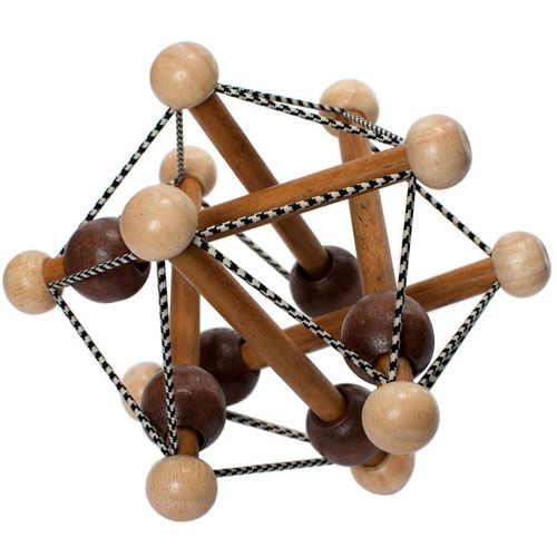 Manhattan Toy babyspeelgoed rammelaar met een geometrische structuur van licht- en donkerbruine houten stokjes en kralen verbonden door elastiek.