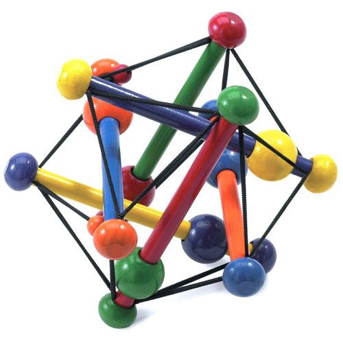 Manhattan Toy houten rammelaar Skwish Classic met veelkleurige houten staven en kralen verbonden door elastiek.