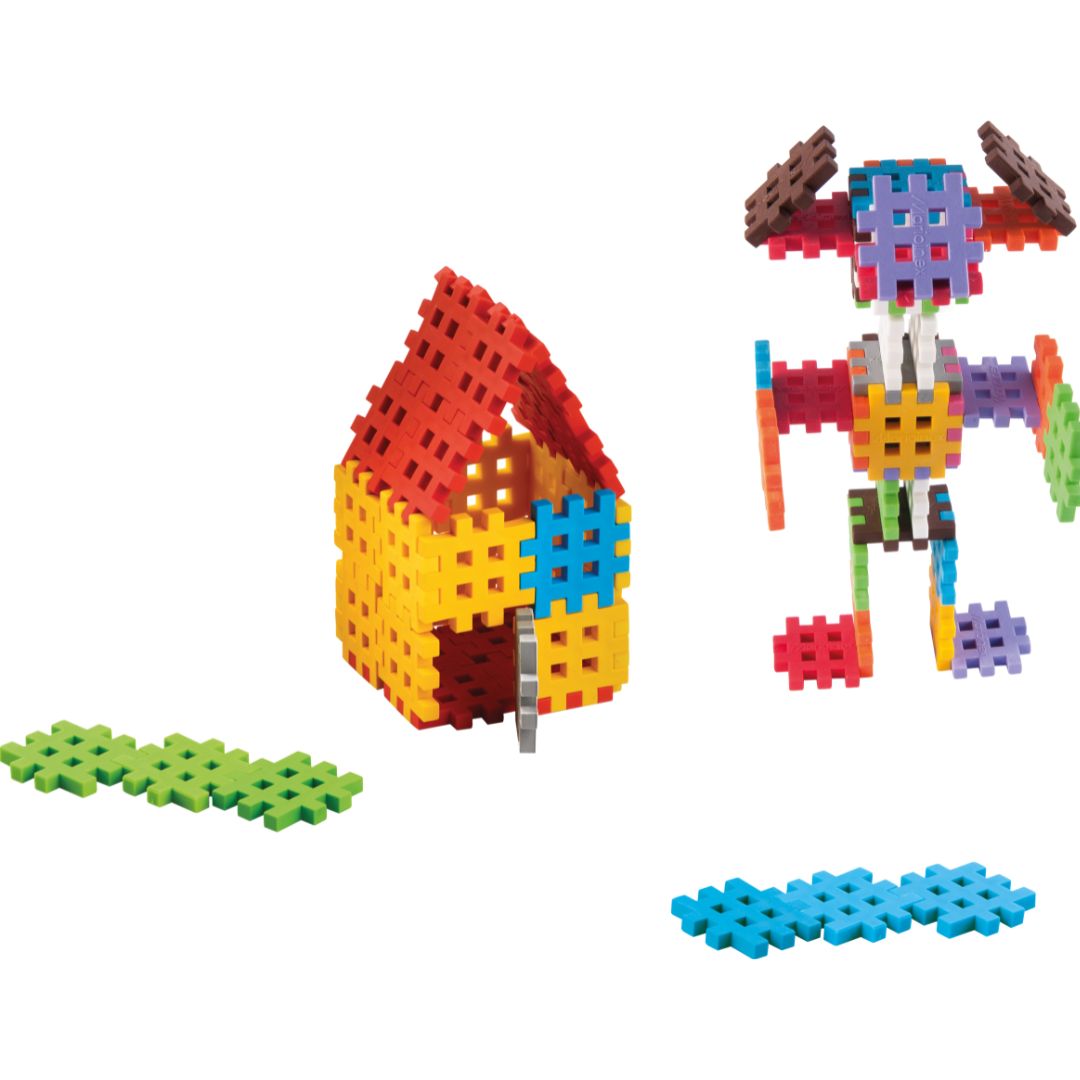 Marioinex mini waffle bouwblokken in verschillende kleuren, gebouwd als een huis en een robot.