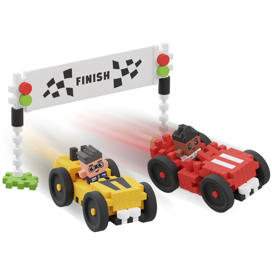 Marioinex Mini Waffle City race bouwblokken set met een gele en rode raceauto die over de finishlijn rijden.