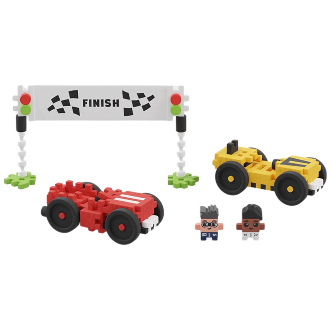 De complete Marioinex Mini Waffle City race bouwblokken set met twee auto's, twee figuren en een finishlijn.