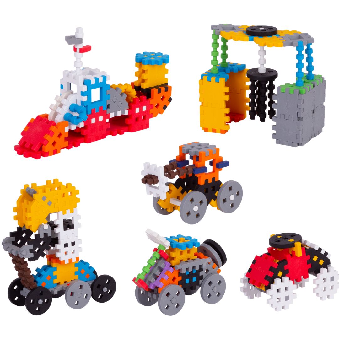 Diverse kleurrijke creaties, waaronder een boot en voertuigen, gemaakt met Marioinex Mini Waffle bouwblokken.
