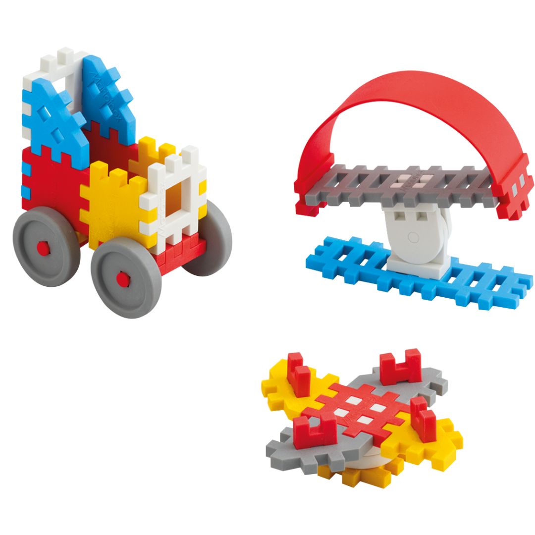 Drie kleurrijke Marioinex Mini Waffle bouwblokken constructies: een auto, een schommel en een vliegtuig.