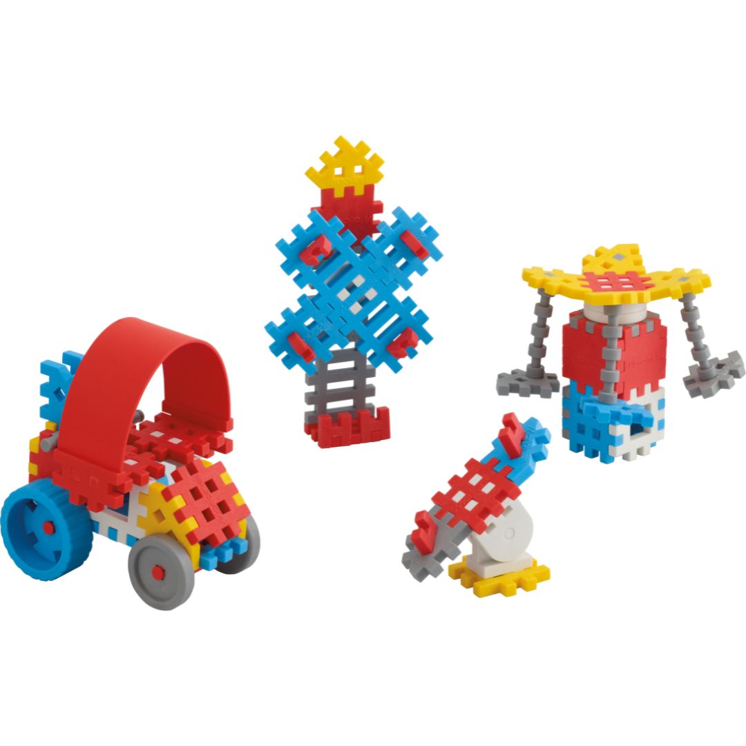 Vier kleurrijke constructies van Marioinex Mini Waffle bouwblokken, waaronder een voertuig en een robot.