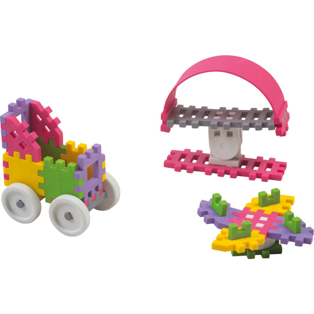 Drie kleurrijke Marioinex Mini Waffle bouwwerken: een auto, een schommel en een vliegtuig.